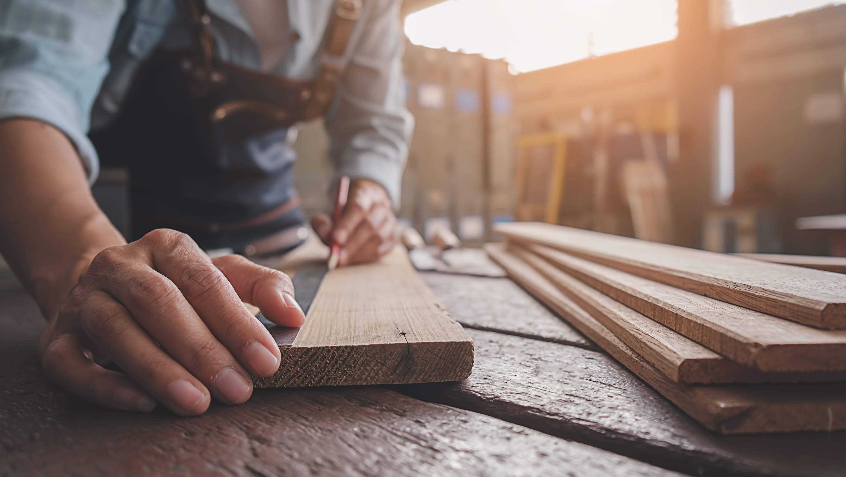 Mann som markerer planke